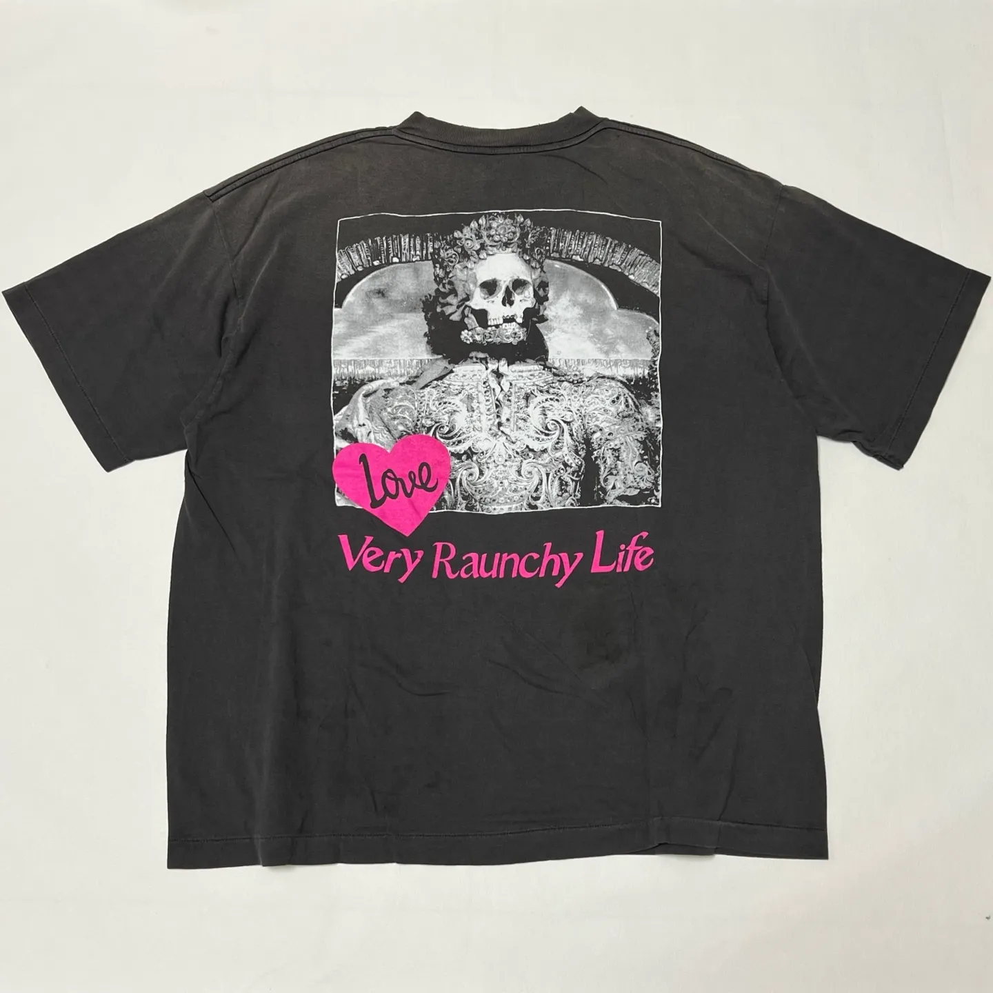 SAINT Mxxxxxx SS TEE/LOVE/BLK LOVE Pink Love Skull Distressed TEE Washed Black S-XL Cylindrical Fabric Ready-made Assute Dyeing Ma Liu Fading Washing Technology Top Printing Technology Handmade Graffiti Splashing Ink Correct Main Mark/Wash Mark/Anti-Counterfeiting Label Top Purchasing Level